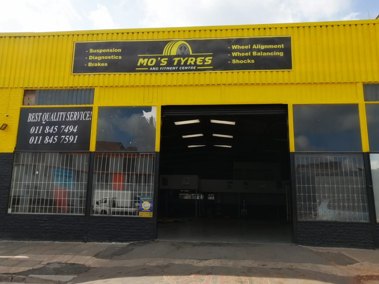 MO'S TYRES AND FITMENT CENTRE
